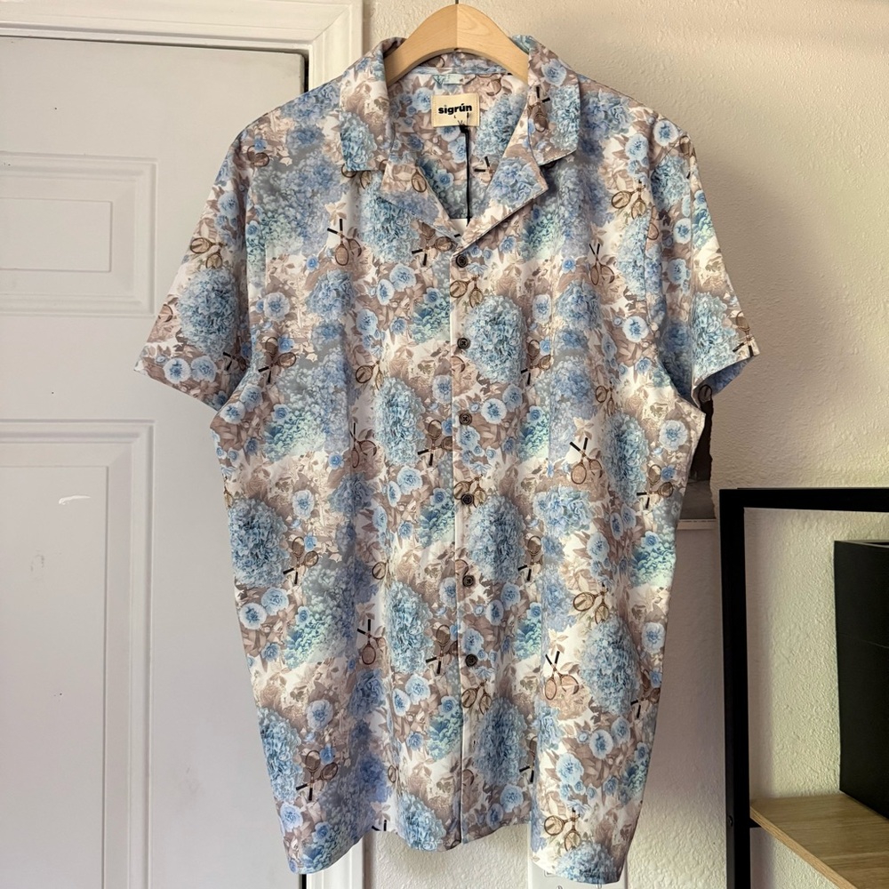 NWT SIGRUN golf tennis tan blue floral watercolor short sleeve button up shirt